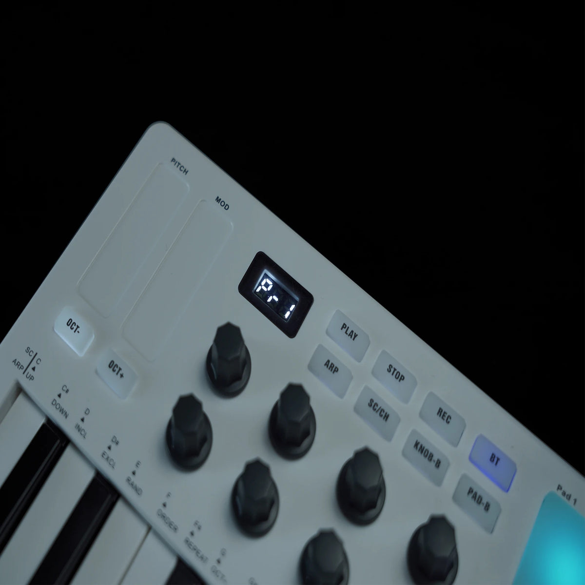 M-VAVE SMK-25 Keys 8 Backlit Drum Pads MIDI Keyboard Professional Beat Maker Keytar for Keyboard Music Production Builtin